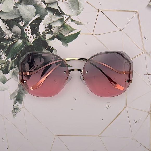 Accessories - UV Protected Stylish, Oversized Square Sunglasses for Women! Grey/Pink NEW!